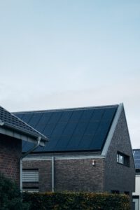 Haus mit Solarpanels